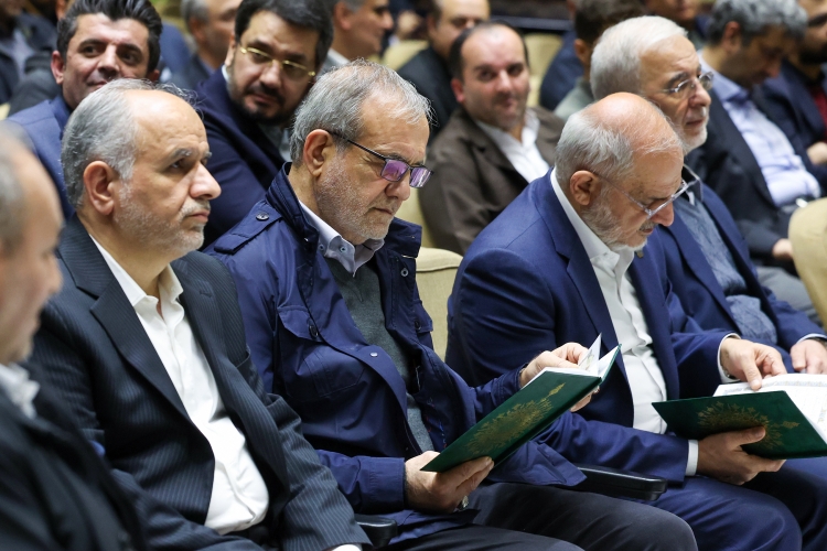 حضور رئیس جمهور در مراسم ختم خانواده سقاب اصفهانی حضور رئیس جمهور در مراسم ختم خانواده سقاب اصفهانی