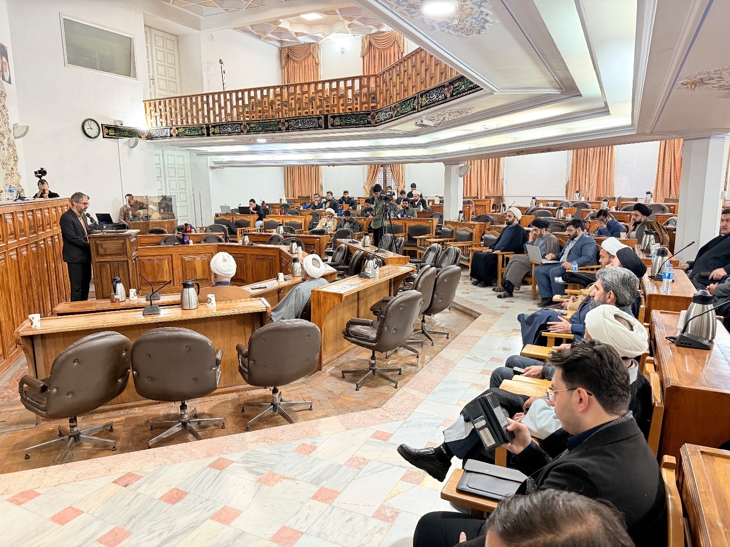 پایان همایش حقوق و کرامت انسان در سیرۀ امام رضا (ع) در مشهد پایان همایش حقوق و کرامت انسان در سیرۀ امام رضا (ع) در مشهد