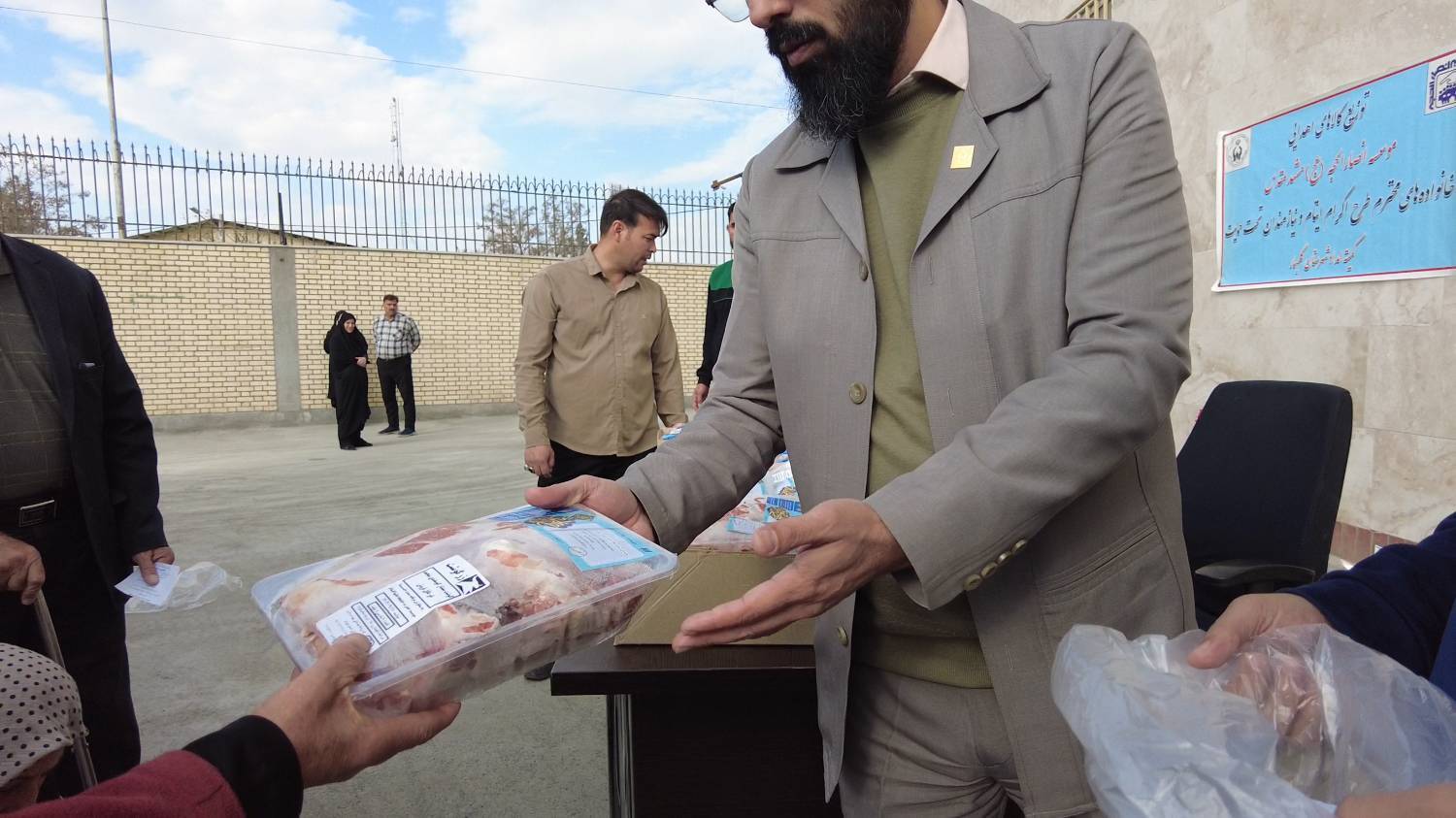 توزیع یک تُن گوشت میان ۶۷۰ خانوار کمیته امداد شهرستان گلبهار توزیع یک تُن گوشت میان ۶۷۰ خانوار کمیته امداد شهرستان گلبهار