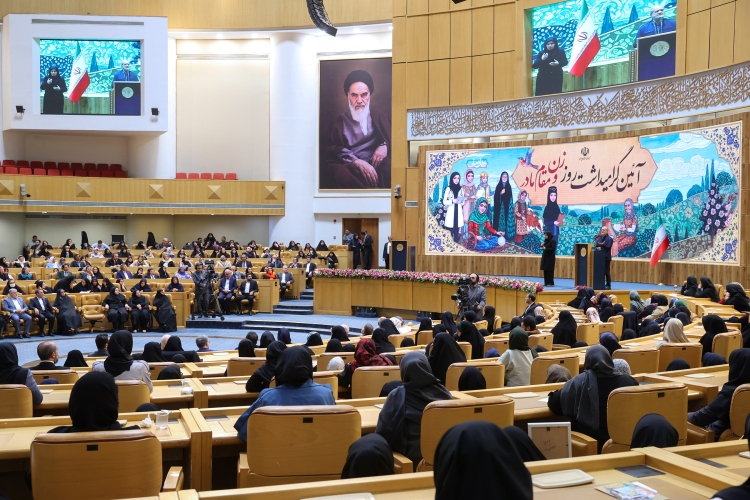 زنان سازندگان آینده و هدایتگر فرزندان و همسر خود هستند زنان سازندگان آینده و هدایتگر فرزندان و همسر خود هستند