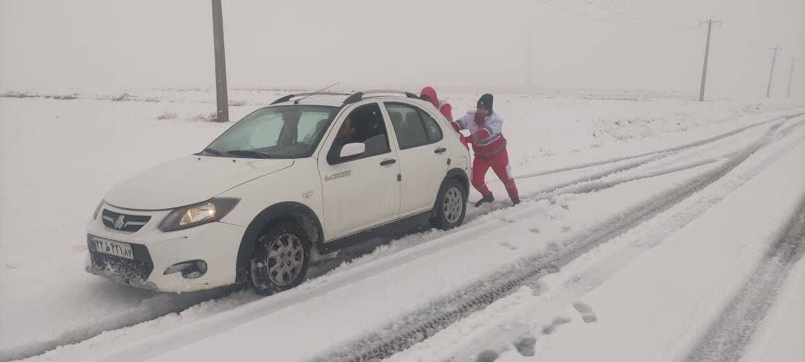 رهاسازی ۲۳۲ خودرو گرفتار در کولاک زنجان رهاسازی ۲۳۲ خودرو گرفتار در کولاک زنجان