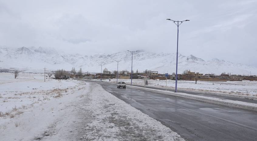 بارش باران محور‌های جنوبی و غربی اصفهان را لغزنده کرد