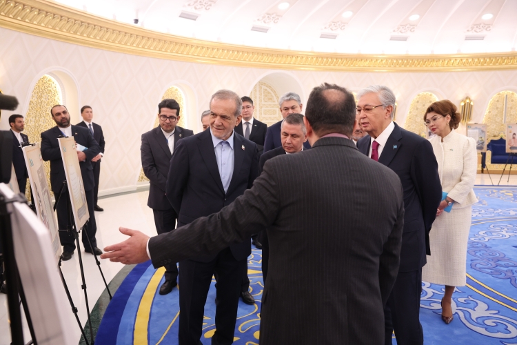 بازدید رئیس جمهور از نمایشگاه اسناد تاریخی ایران در قزاقستان بازدید رئیس جمهور از نمایشگاه اسناد تاریخی ایران در قزاقستان