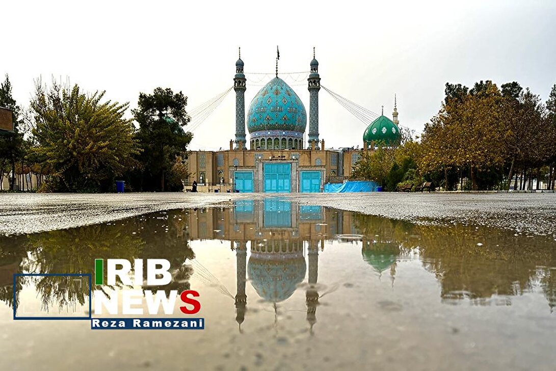 حال و هوای بارانی مسجد جمکران در روز ولادت حضرت زهرا (س)