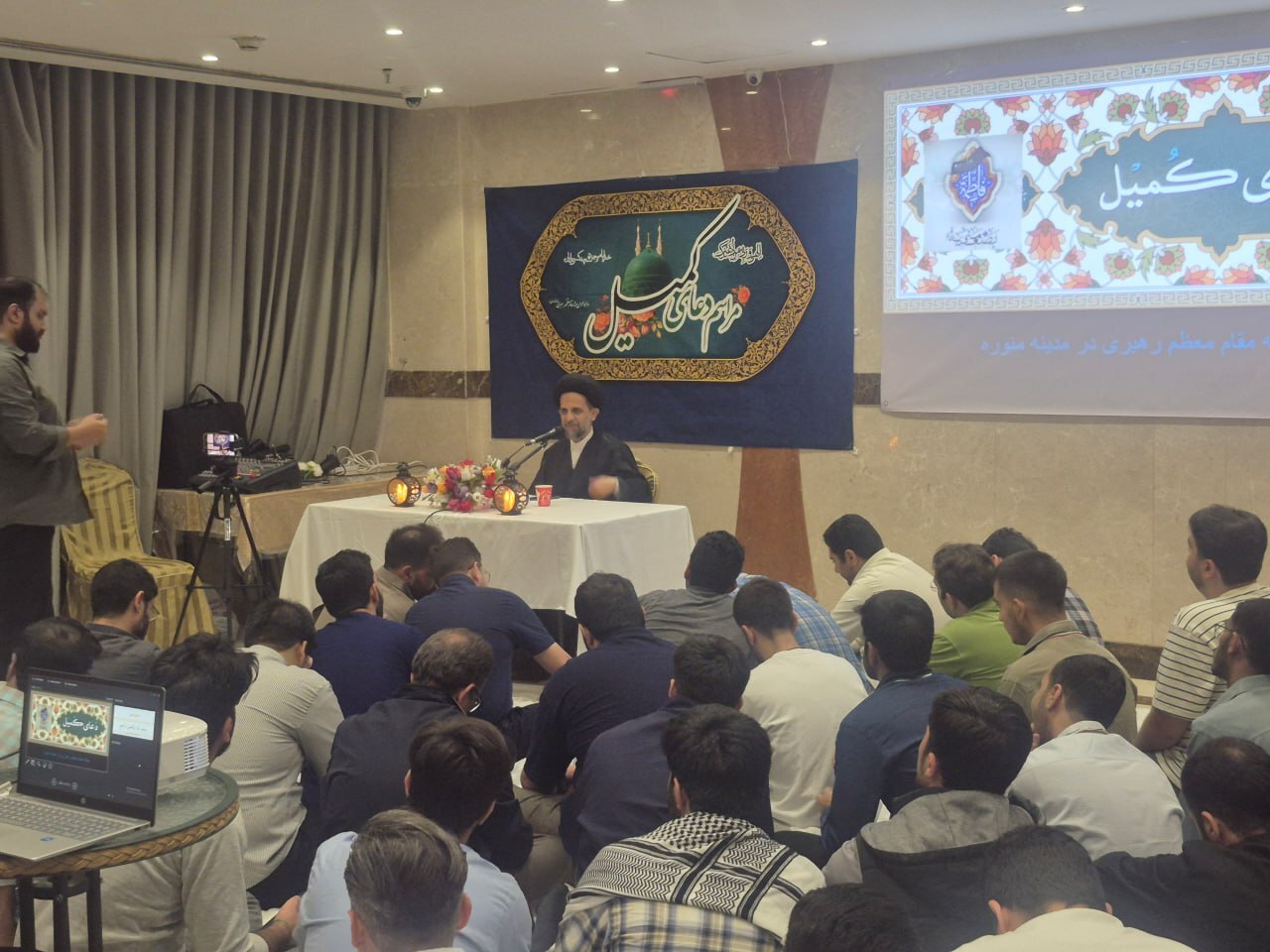 دانشجویان ایرانی در مدینه دعای کمیل را زمزمه کردند دانشجویان ایرانی در مدینه دعای کمیل را زمزمه کردند