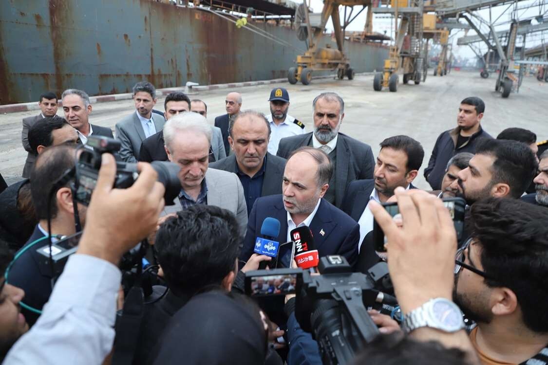 شتاب در تخلیه نهادههای دامی بندر ماهشهر شتاب در تخلیه نهادههای دامی بندر ماهشهر