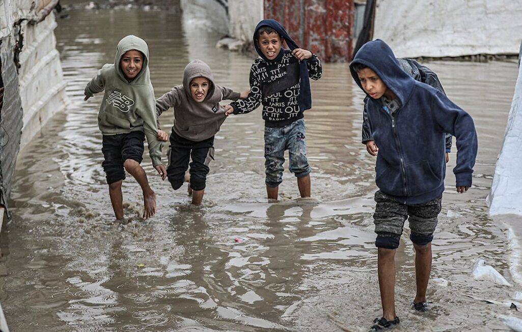 چادر آوارگان غزه به برکه گل و لای تبدیل شده است چادر آوارگان غزه به برکه گل و لای تبدیل شده است