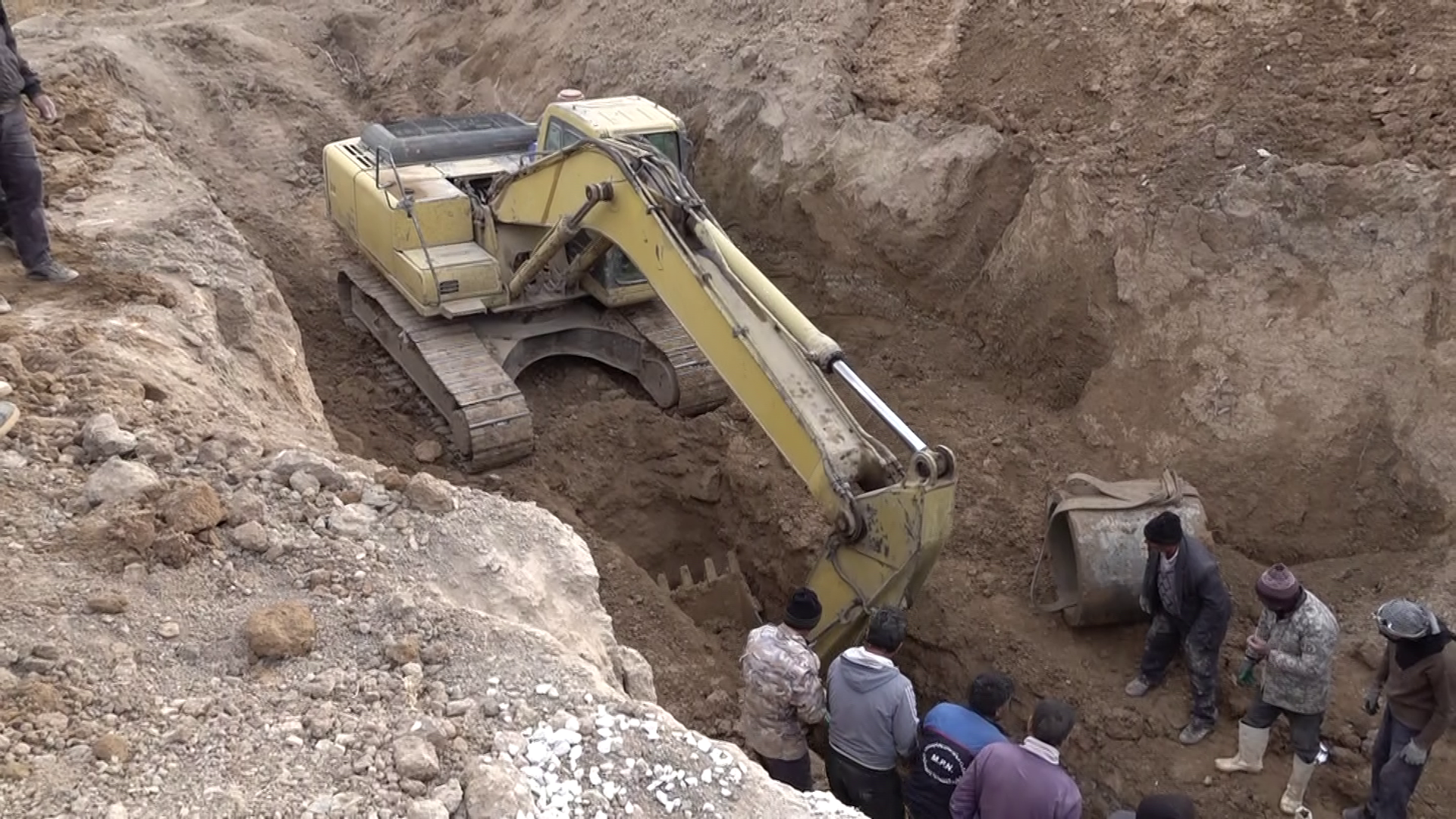 کار جهادی اهالی روستا بابا خنجر کبودراهنگ برای آبرسانی به روستا کار جهادی اهالی روستا بابا خنجر کبودراهنگ برای آبرسانی به روستا