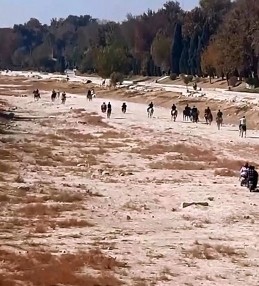 برخورد قانونی با هرگونه تجاورز به حریم بستر رودخانه زاینده رود