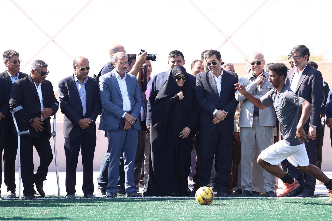 ­بهره‌برداری از دو زمین چمن مصنوعی فوتبال ابوموسی در حضور وزیر ورزش و جوانان