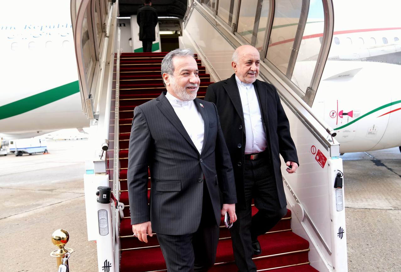 ورود وزیر امور خارجه به فرانسه