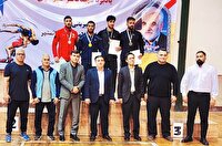 نشان طلای کشتی آزاد بر گردن کشتی گیر لارستانی