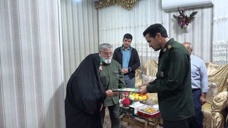 تکریم خانواده شهید قدرت اله نوروزی در تکاب تکریم خانواده شهید قدرت اله نوروزی در تکاب