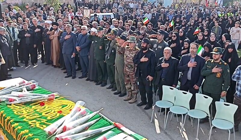 تشییع و خاکسپاری شهید ۱۷ ساله گمنام در مسجدسلیمان تشییع و خاکسپاری شهید ۱۷ ساله گمنام در مسجدسلیمان