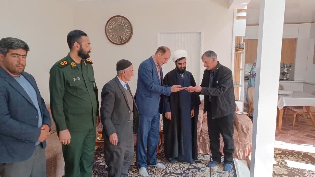 تکریم خانواده شهدا در شهرستان تکاب