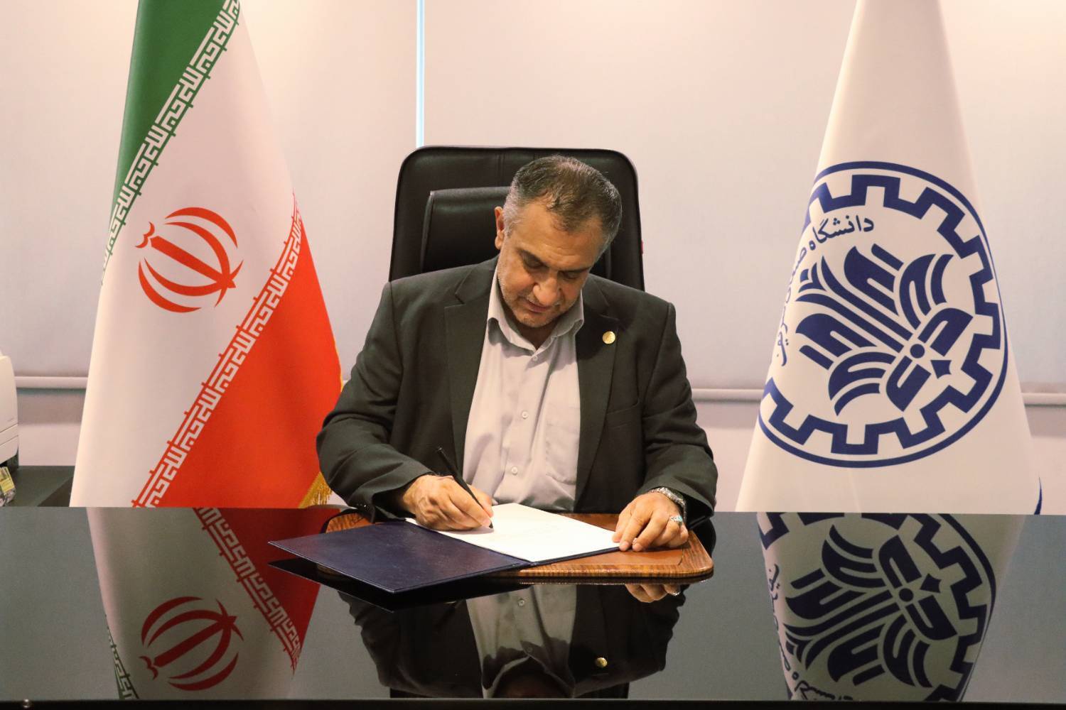 **پیام تبریک رئیس دانشگاه صنعتی شریف به مناسبت فرا رسیدن سال نو