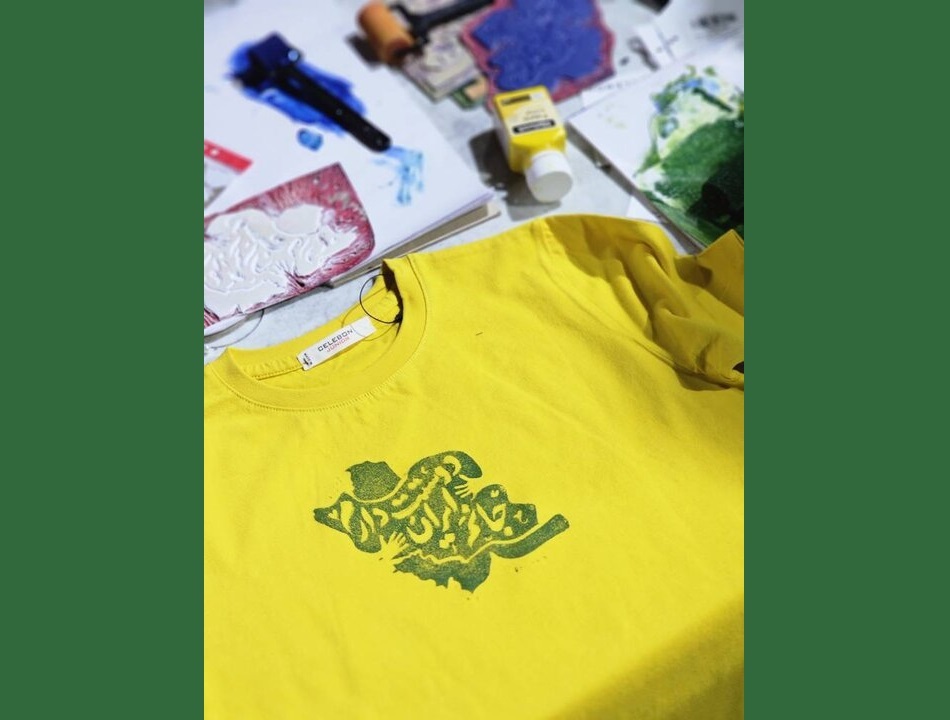 چاپ تیشرت «دوستت دارم ایران جانم» در تجمعات مردمی