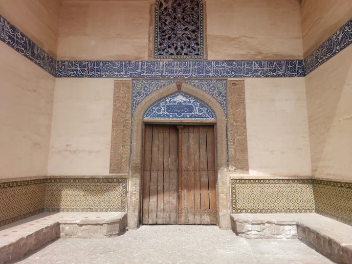 نصب مجدد کاشی‌کاری سر در عمارت عالی قاپو در  قزوین