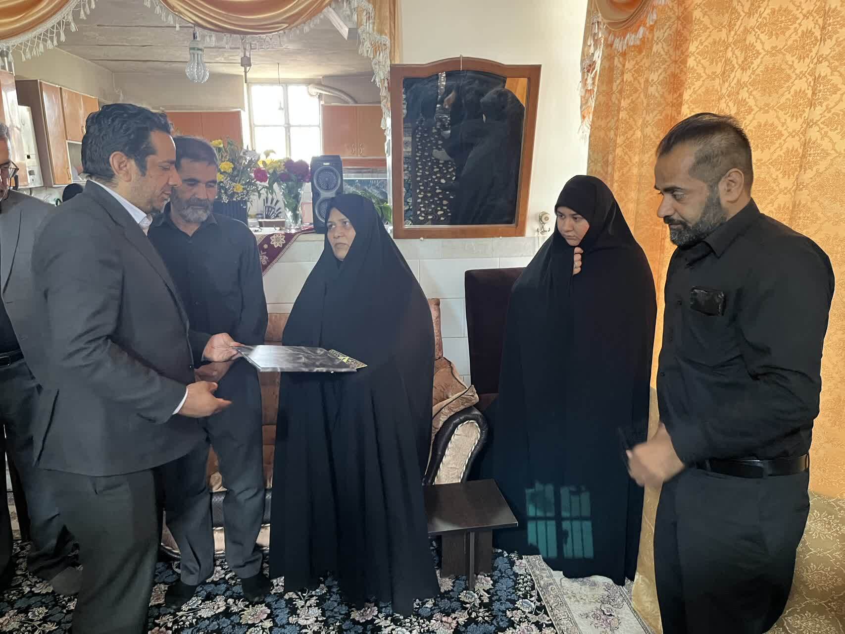 دیدار مدیر کل آموزش و پرورش استان کرمان با خانواده شهید مصطفی کوزه‌ای در اندوهجرد