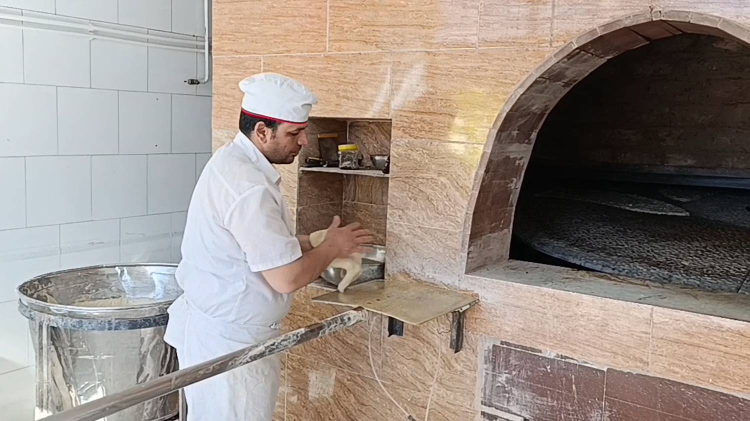 بازسازی نانوایی آسیب دیده در جنگ تحمیلی سوم در خوانسار