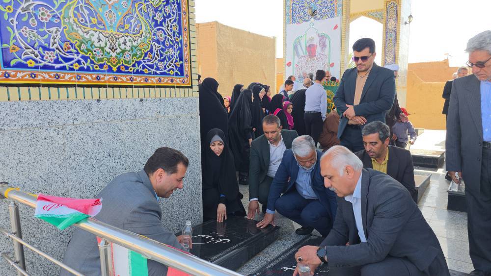 غبار روبی و عطر افشانی قبور شهدای روستای چاهملک