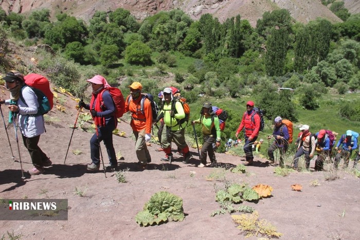 صعود جمعی از کوهنوردان آبیکی به قله شاه البرز